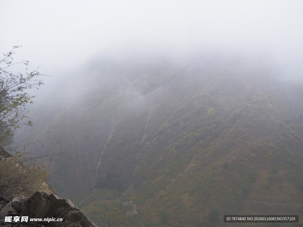 雾中朦胧山峦景色