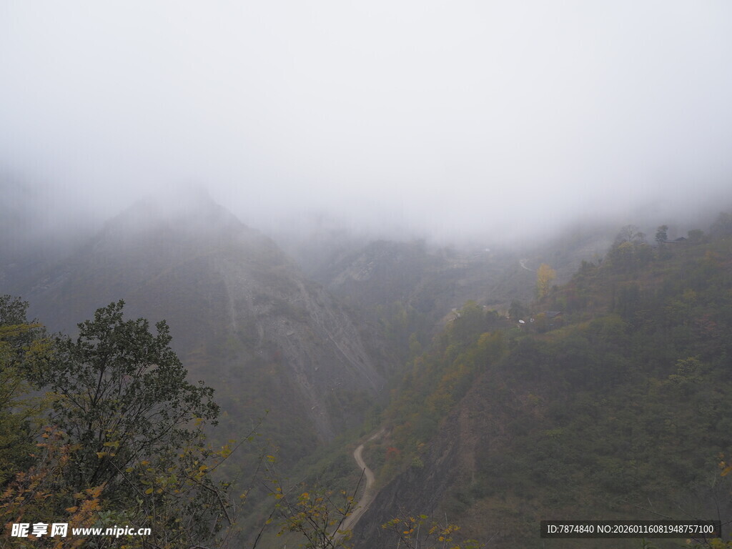 云雾缭绕的山间景色