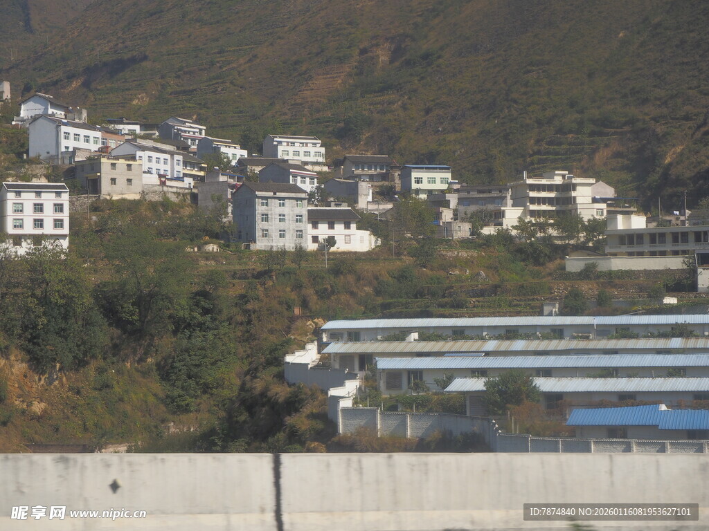 城郊村落与厂房景观