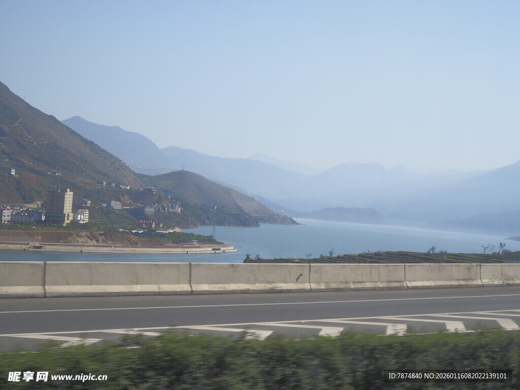 公路旁的山水风光景色
