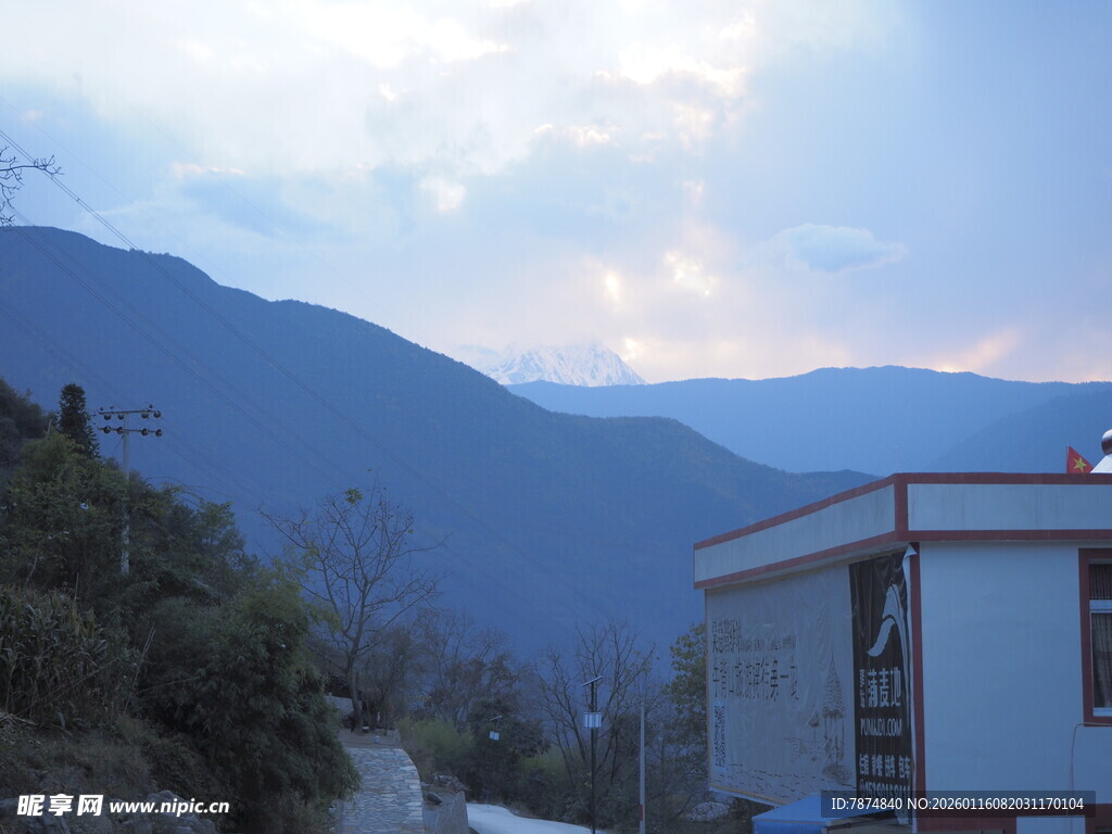 山间建筑与远处山峦景色