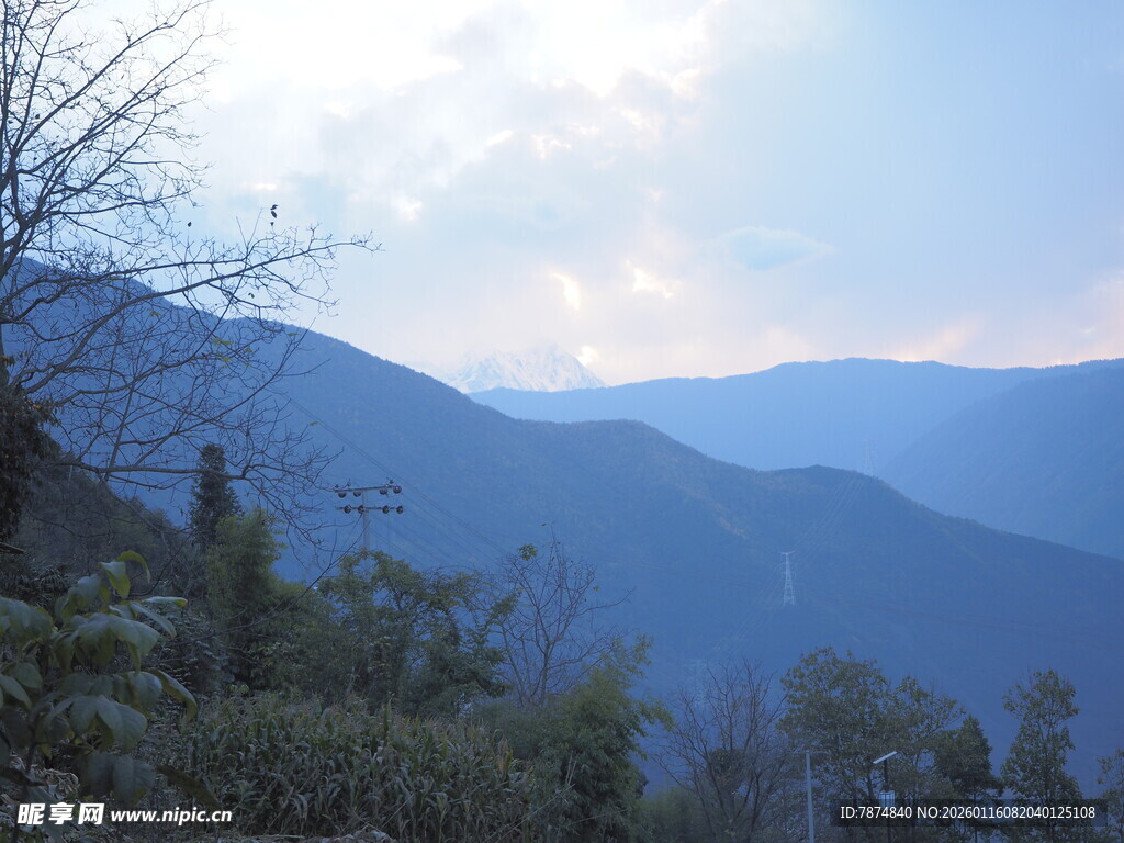 山峦叠翠间的自然景致