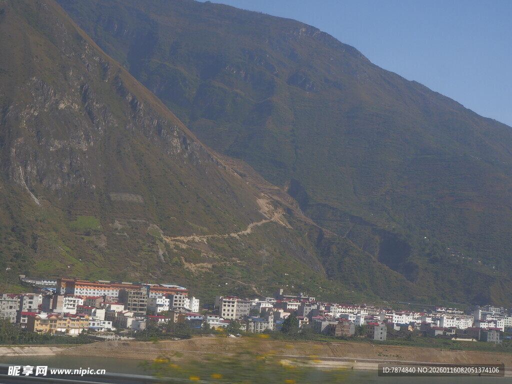 山脚下的多彩村落