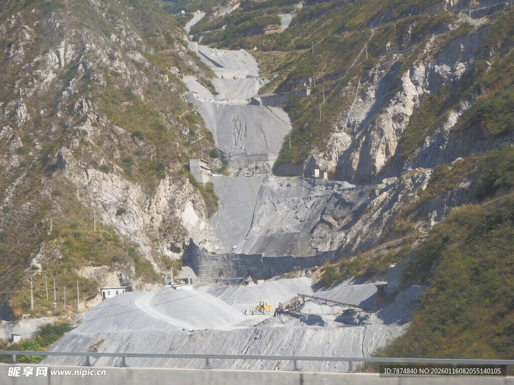 高山间的壮丽冰雪景观