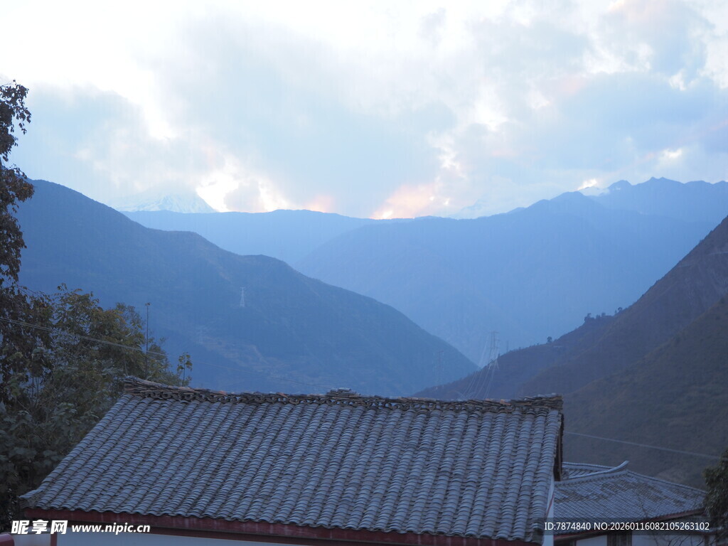 山间屋顶望连绵山脉