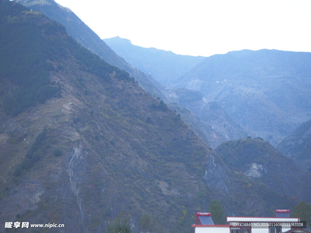 山间建筑隐于秀丽山峦