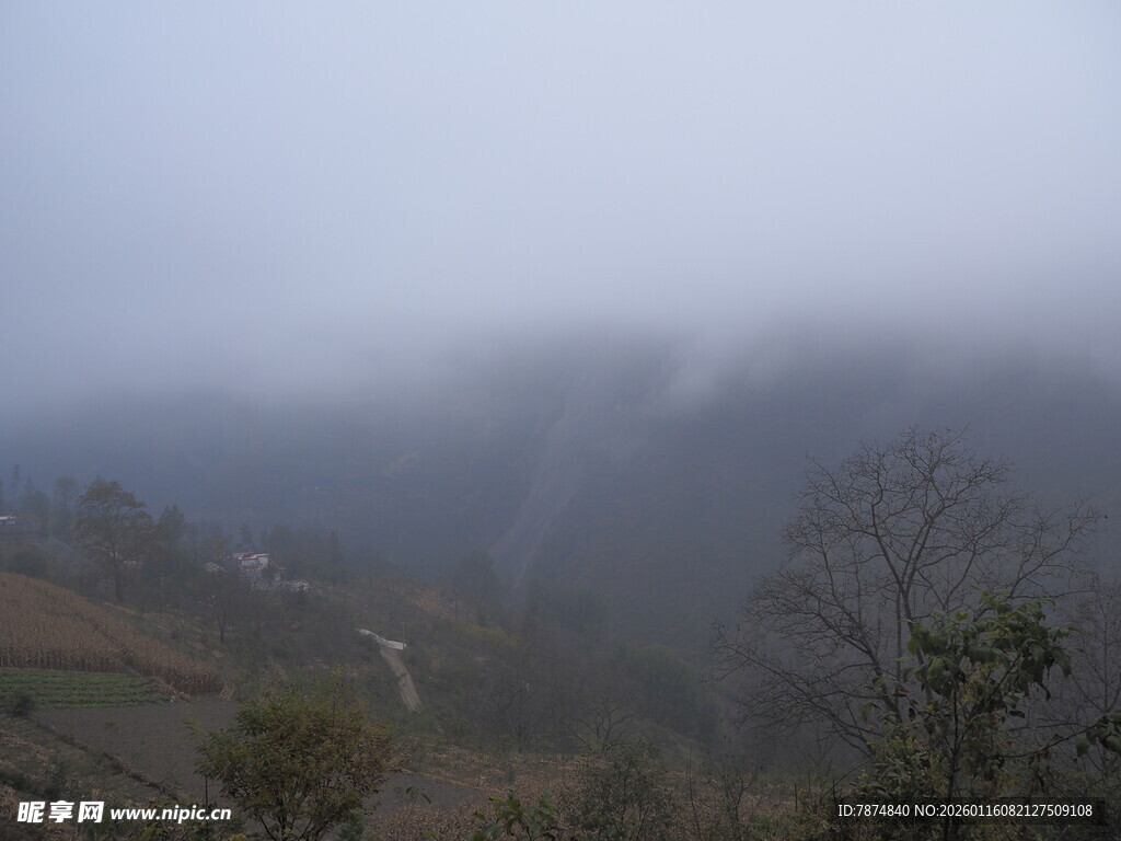 山间云雾缭绕的朦胧景致