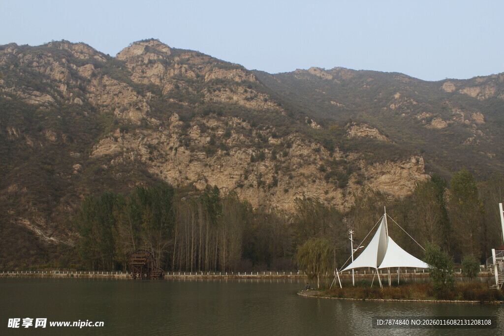 湖畔山景中的白色帐篷