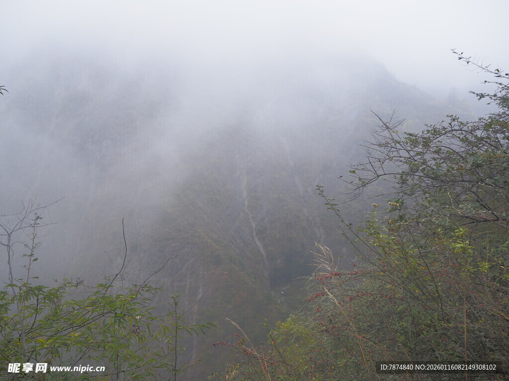 山间云雾缭绕的朦胧景致