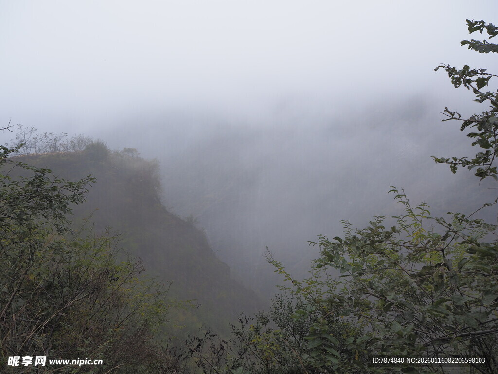 山间云雾缭绕的朦胧景致