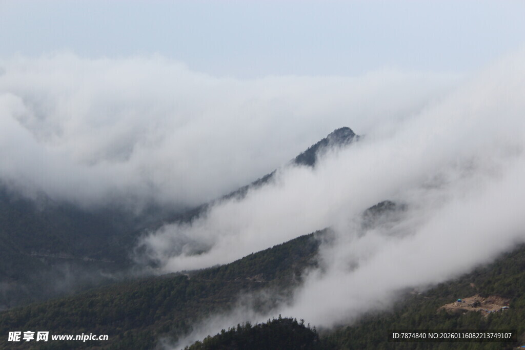 云雾缭绕的壮美山峦