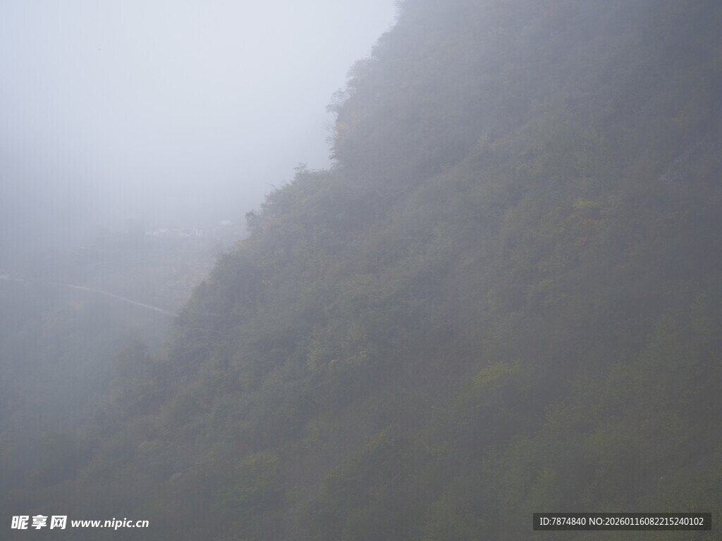雾中朦胧山峦景色