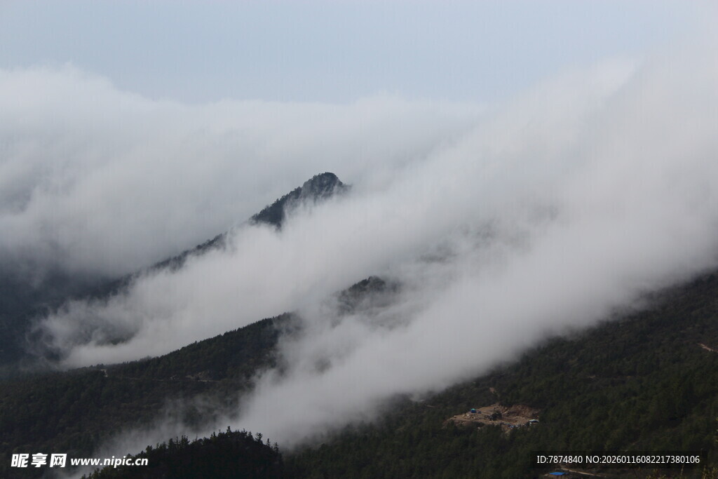 云雾缭绕的壮美山峦