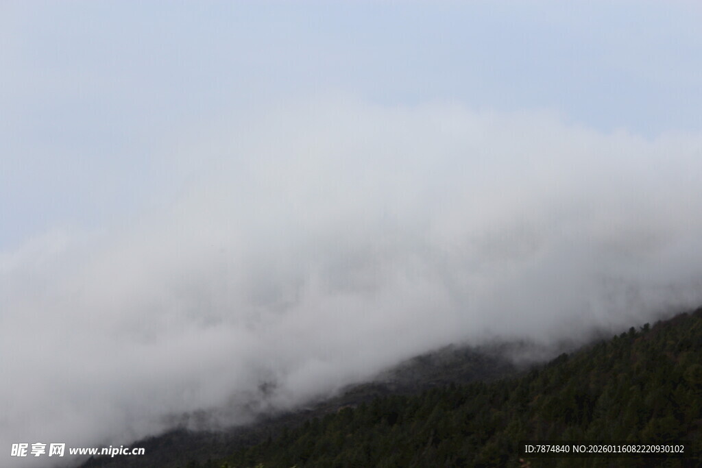山间云雾缭绕美景