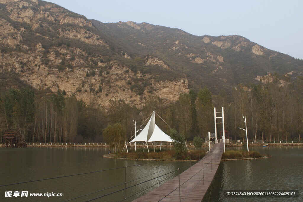 湖畔栈桥与山间白色建筑