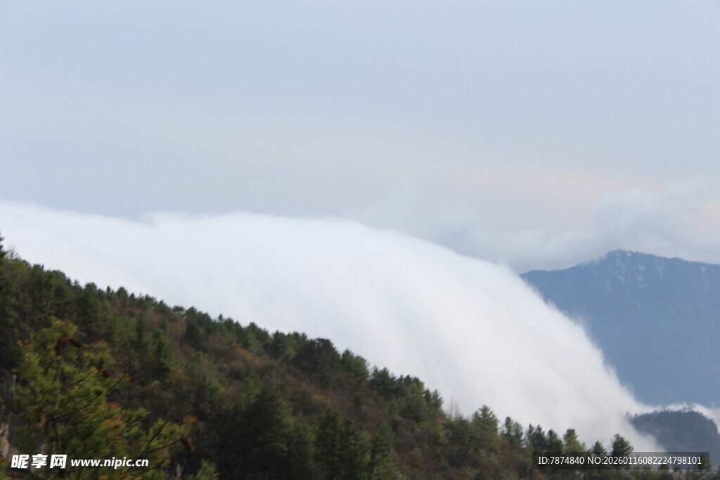 山间云雾缭绕的壮丽景色