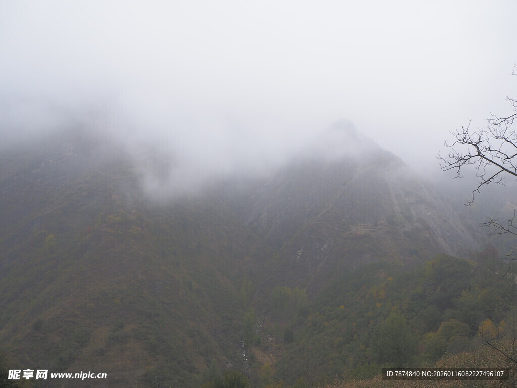 山间云雾缭绕的朦胧景致