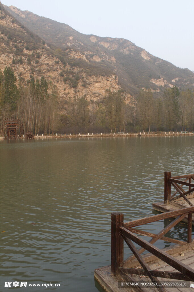 湖畔木质栈桥风景