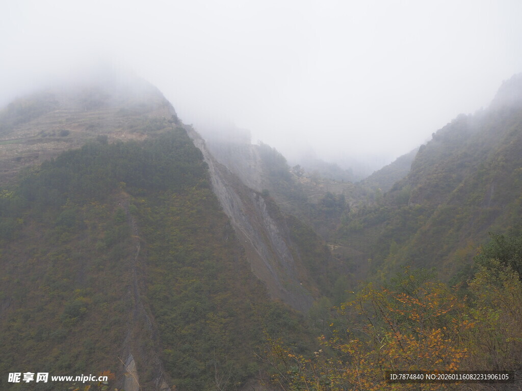 云雾缭绕的山间壮丽景色