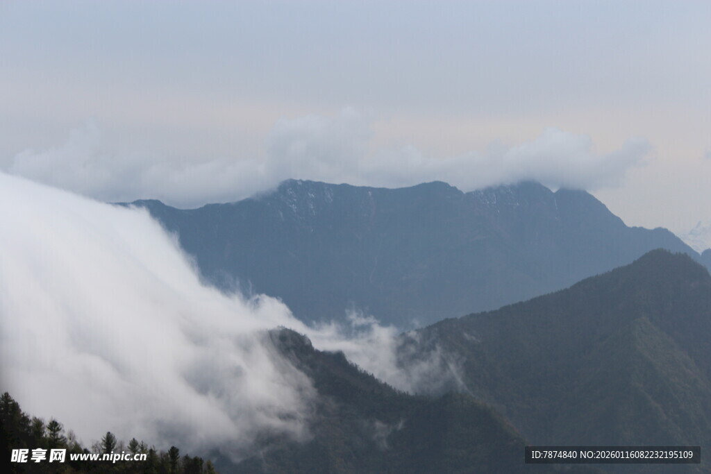 云雾缭绕的壮美山峦