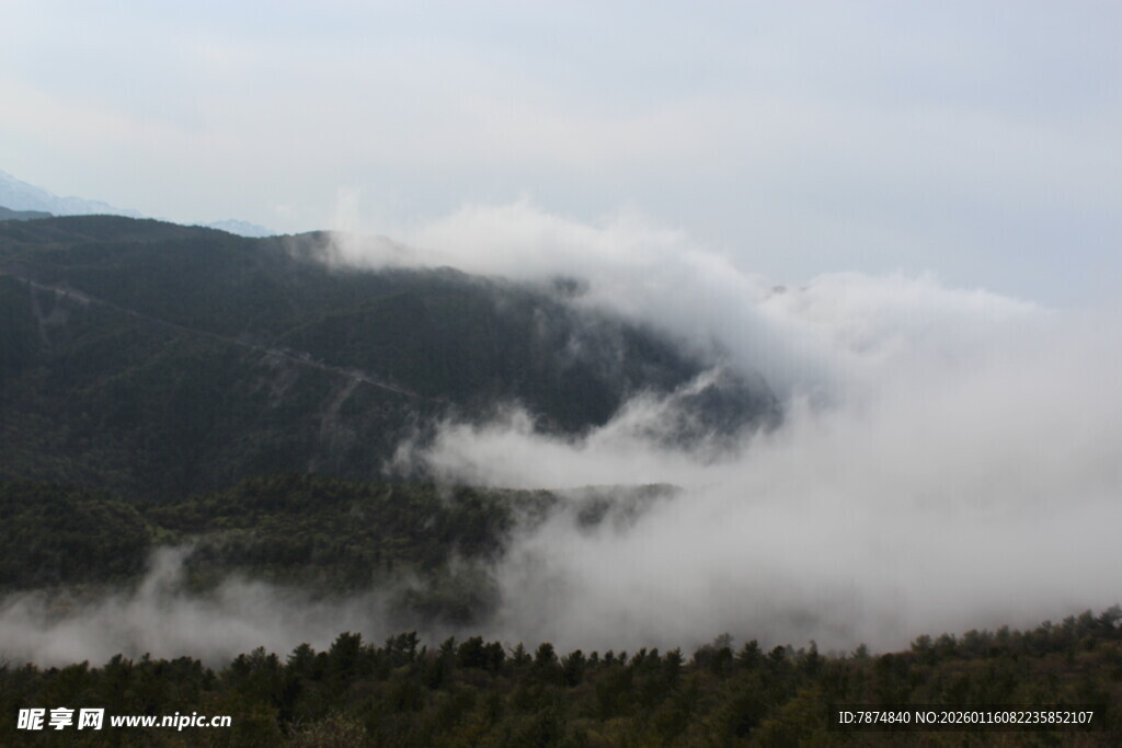 山间云雾缭绕的壮美景色
