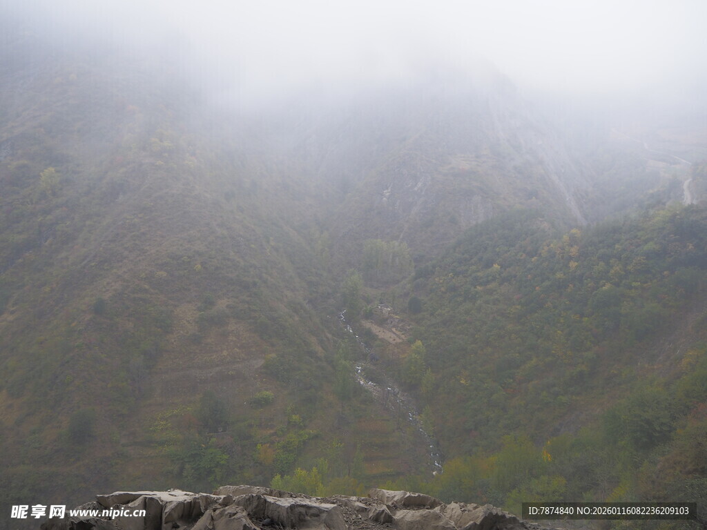 山间云雾缭绕的朦胧景致