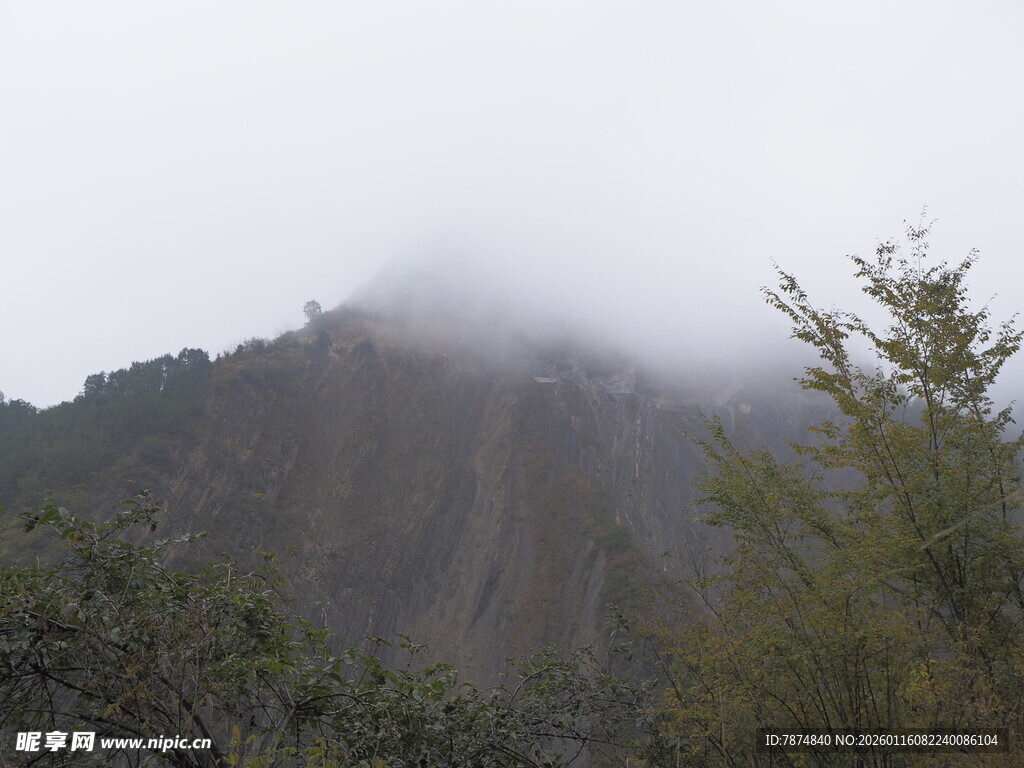 云雾缭绕的山峦