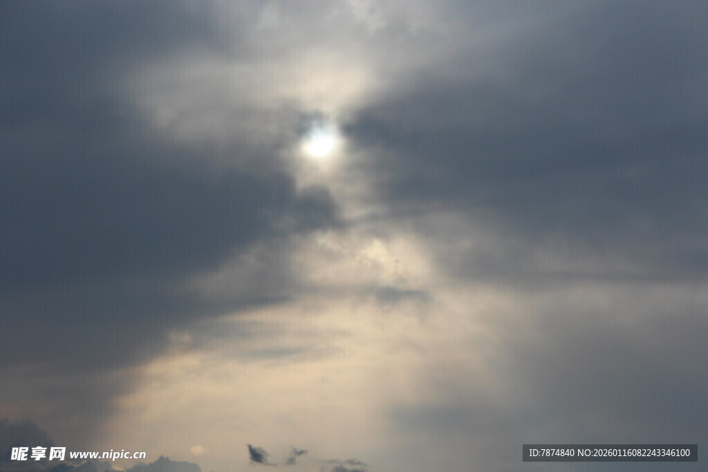 乌云蔽日下的微光景象