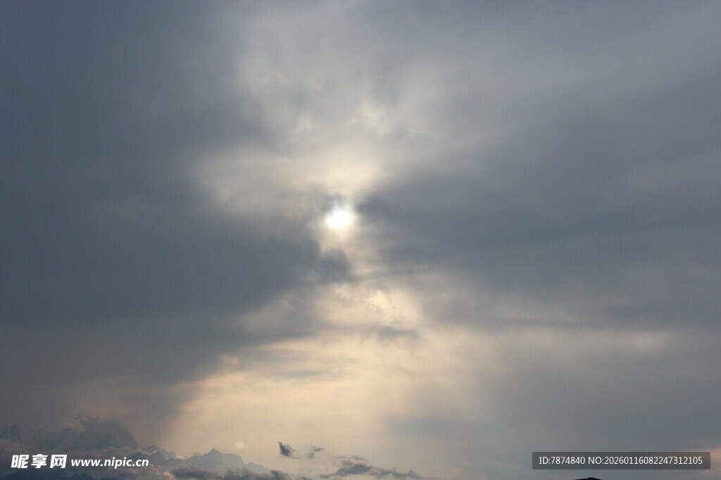 穿透云层的耀眼阳光