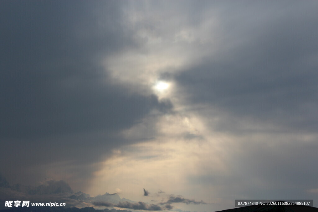 乌云中透出的一缕阳光