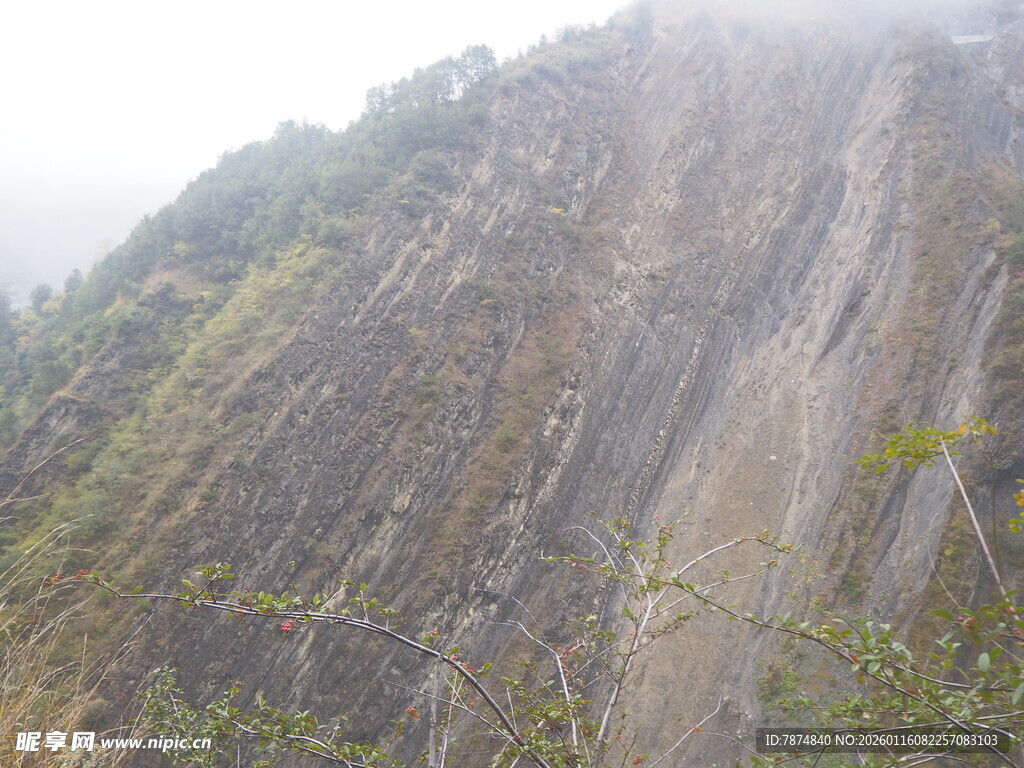 云雾缭绕的陡峭山壁