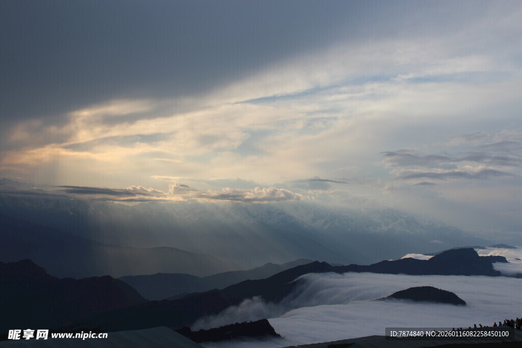 云海之上的壮丽天空景观