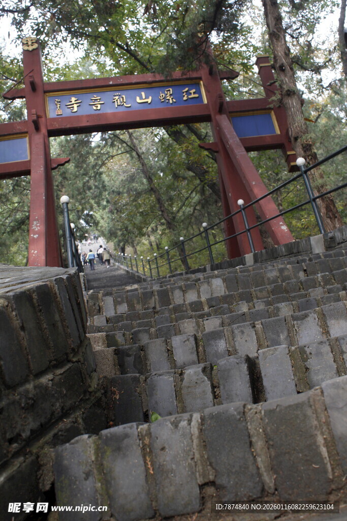 山林中式牌坊古朴景致
