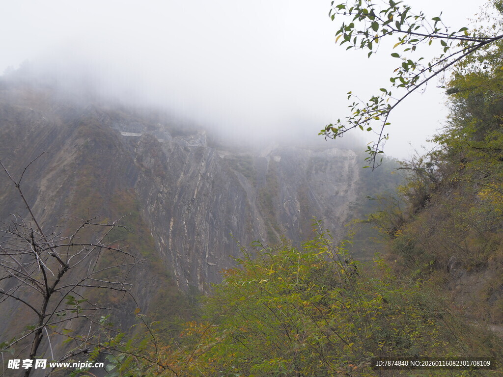 云雾缭绕的山间景致