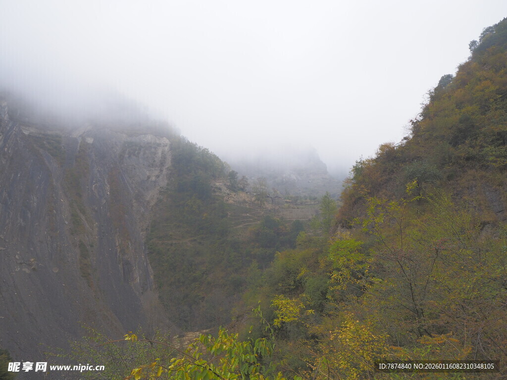 云雾缭绕的山间景色