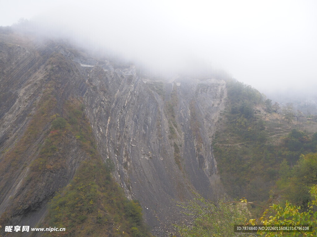 云雾缭绕的壮丽山景