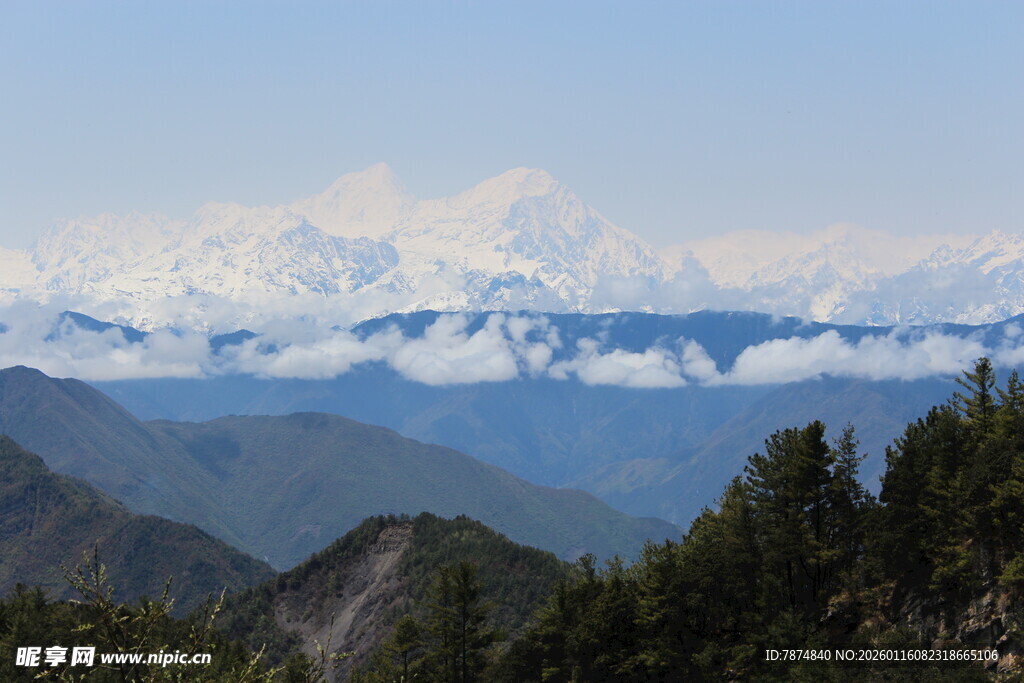 壮丽山景与远处云海