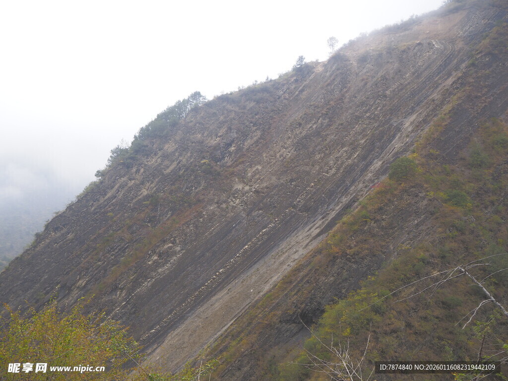 山间陡峭滑坡地貌景观