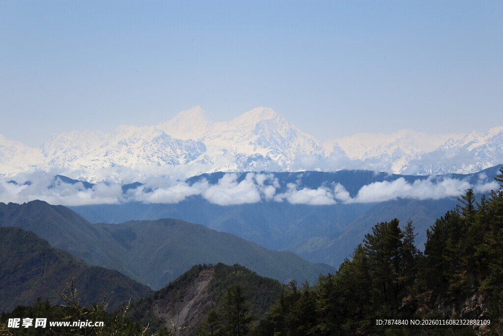 壮丽雪山与山林景观