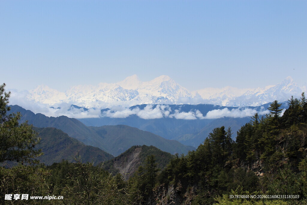 壮丽山景 远处雪峰隐现