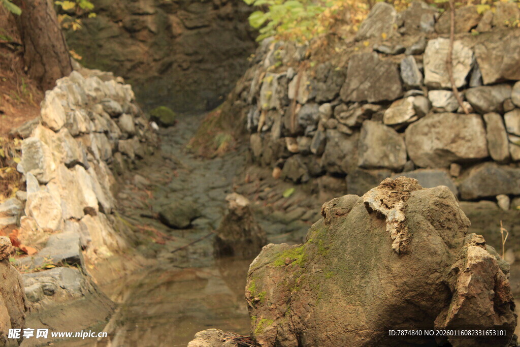 古老石砌水道遗迹