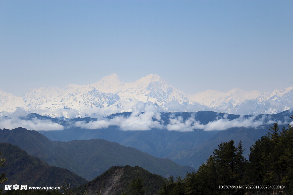 雪山远景 山林相伴