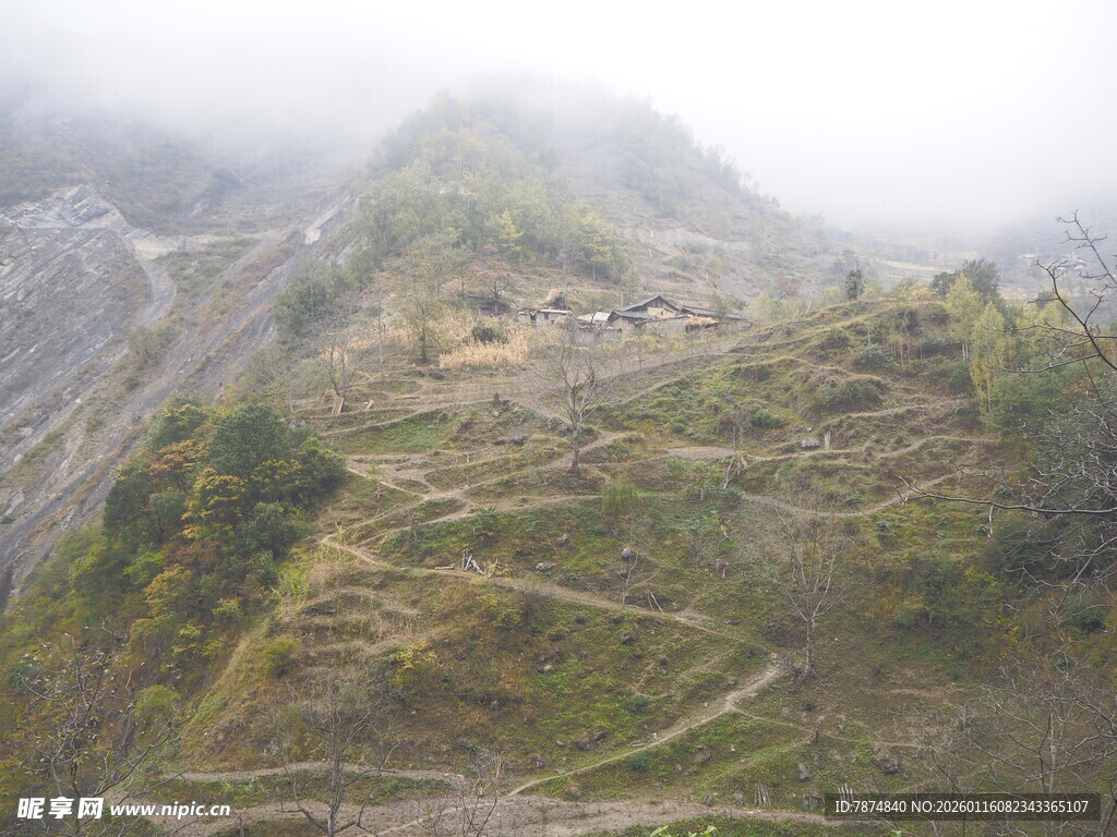 山间云雾缭绕的村落小径