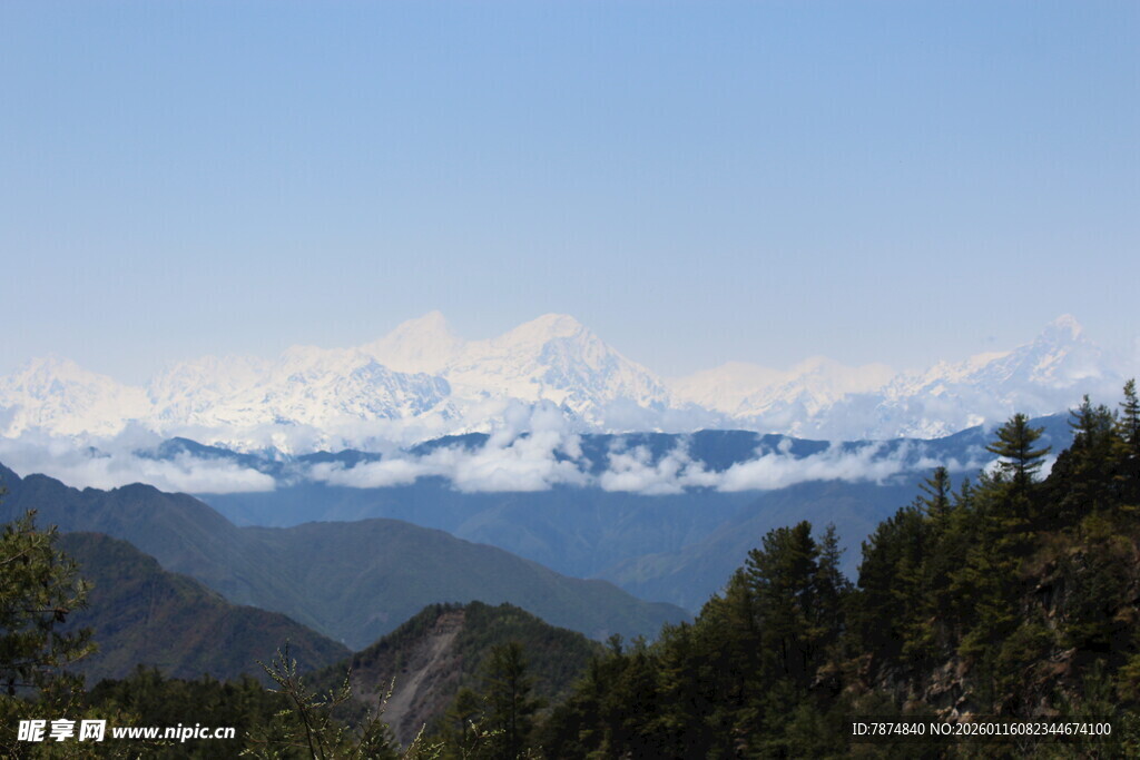 雪山远景 山林相伴