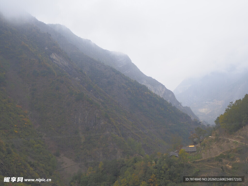 云雾缭绕的山间景色