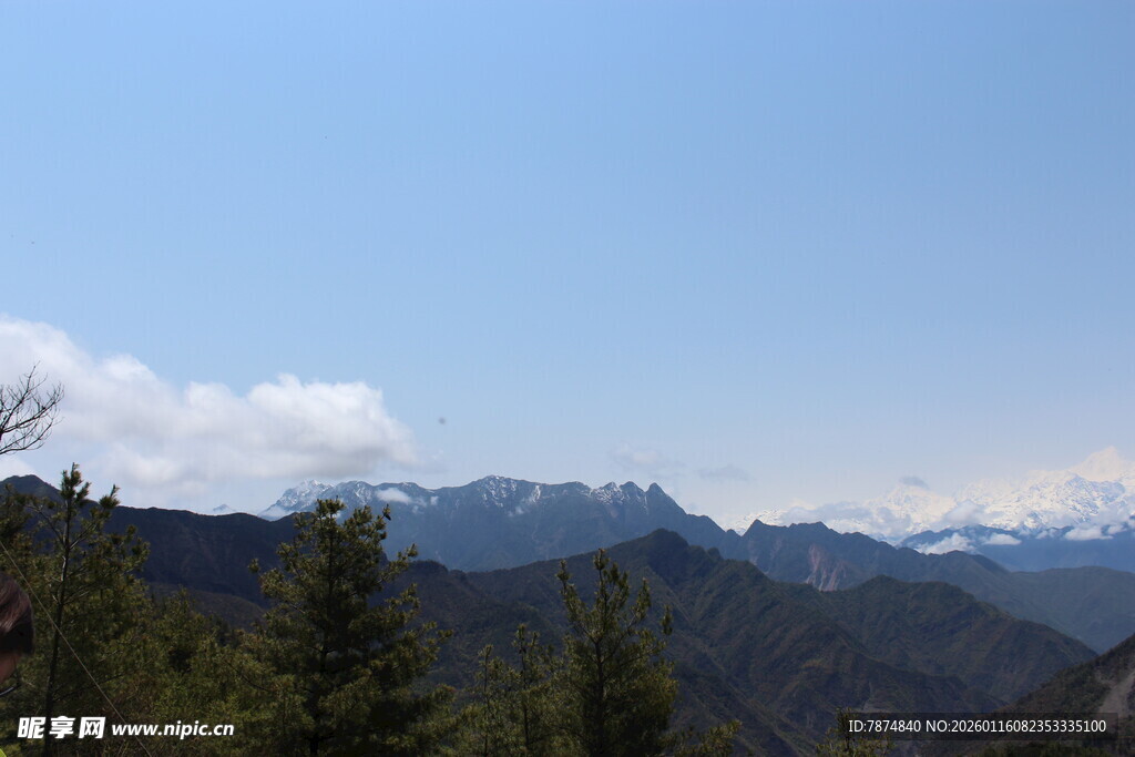 山峦蓝天间的自然美景
