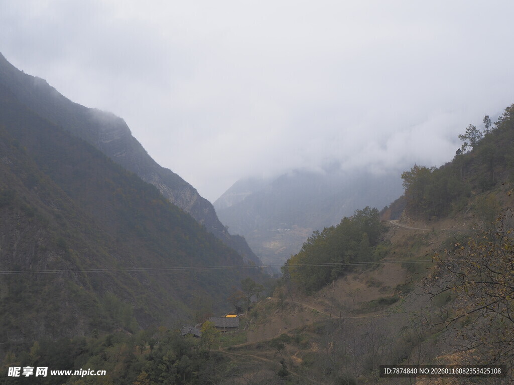 山间云雾缭绕的壮丽景色