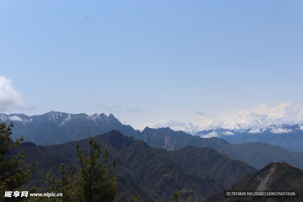 壮丽山峦远景图