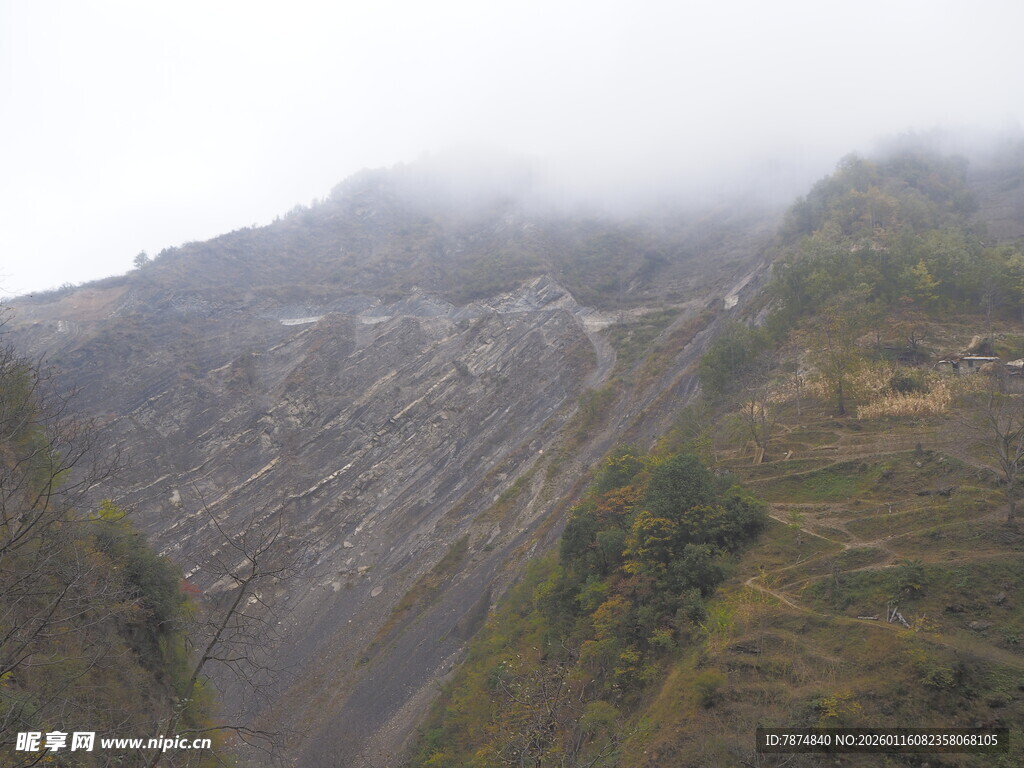 云雾缭绕的山峦景观