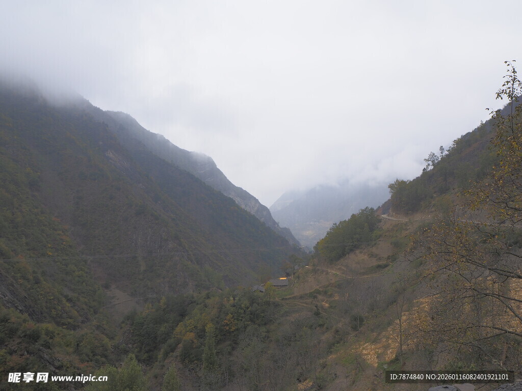 山间云雾缭绕的秀丽景致